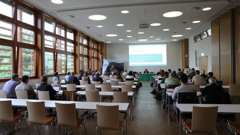 Zu sehen ist eine Sitzung der AG Wolf von Hessen.